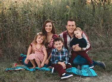 photo of Rhiannon Rose and her family. This photo is from the Autism and Go website. 